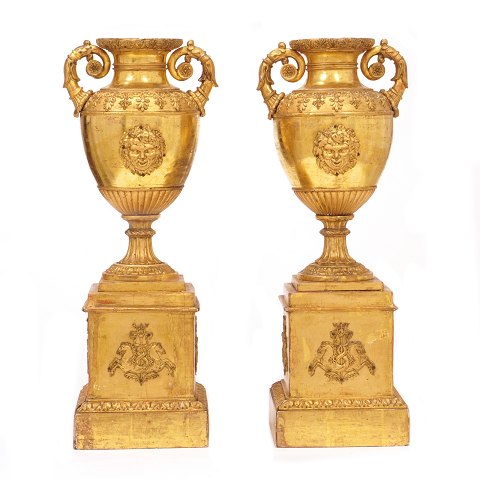 Et par Empire prydvaser i forgyldt træ. Med etiket 
fra August Dehne, hofbager i Wien, ca. år 1815. H: 
49cm