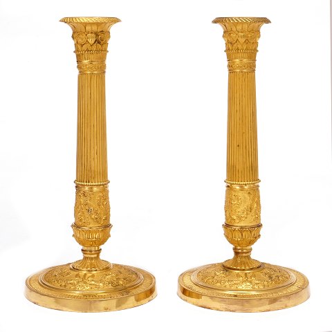 Et par lueforgyldte Empire bronze stager. Frankrig 
ca. år 1810. H: 28cm