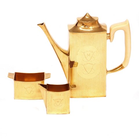 18kt gold Hans Hansen coffee set with 11 spoons. 
Signed and dated 1958. H coffee pot: 17cm. W: 
970gr
