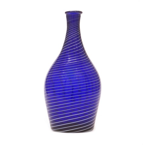 Blaue Karaffe mit weissen Streifen. Gjøvigs 
Glaswerk, Norwegen, um 1810-20. H: 24cm