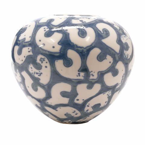 Per Weiss vase. Per Weiss, 1953-2023, vase i stentøj med blå glasur og geometrisk mønster. H: 20cm. D: 20cm