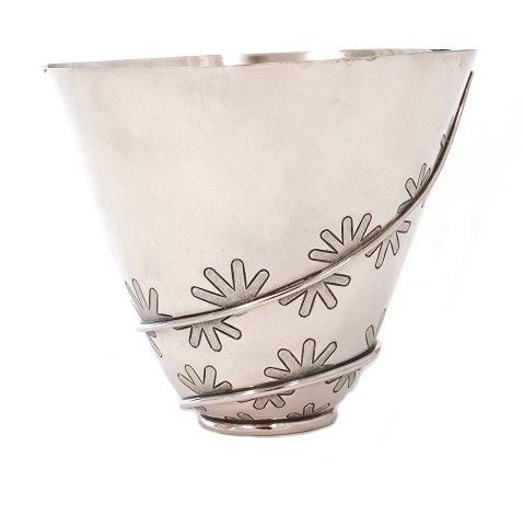 Sølvskål af Oluf Stæhr Nielsen for A. Michelsen. H: 10cm