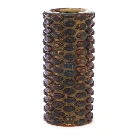 Axel Salto vase. Axel Salto, 1889-1961, tidlig cylindrisk vase udført i stentøj i knoppet stil med usædvanligt dybe knopper. Signeret Salto og dateret 1941/1947. H: 15,2cm. D: 7cm