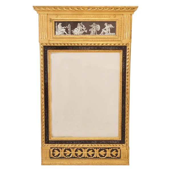 Gustavianischer Kaminspiegel mit Vergoldungen. Schweden um 1780-1800. 113x65cm