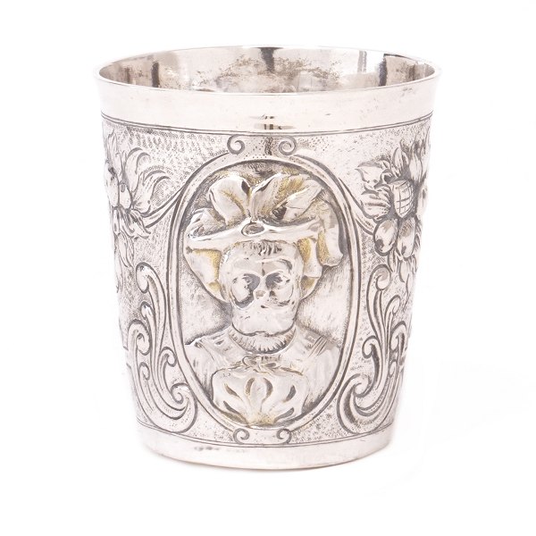 Drevet sølvbæger af Hans Christian Winther, København, 1786-1830 med portræt i 
relief. H: 7,5cm