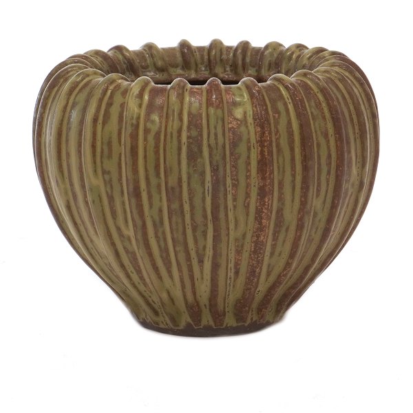 Arne Bang bredriflet vase med brungrøn glasur og hvælvet kant. Signeret. H: 10,5. D: 13cm