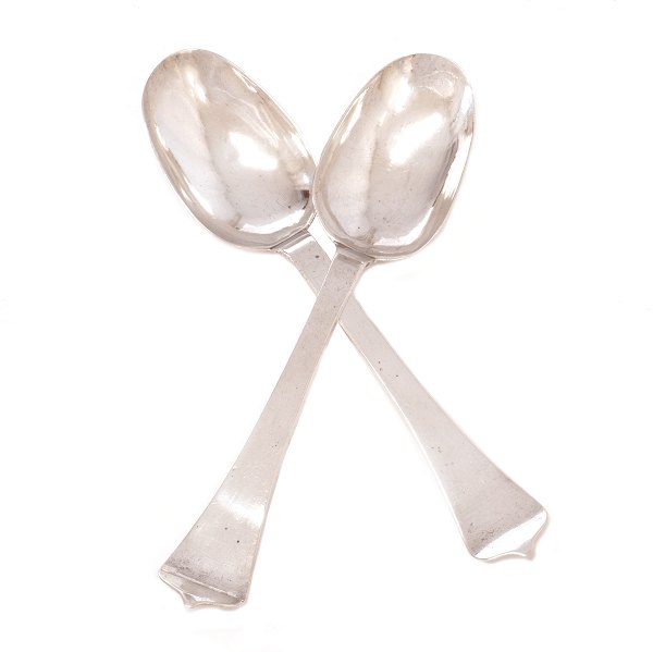 Et par rottehale sølvskeer af Bendix Aagesen Lund, København, 1695-28, dateret 1719. L: 19,2cm