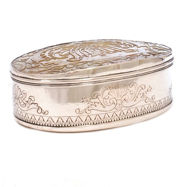 Large 18th century silver box by Poul Søren Bay, Copenhagen, circa 1750. H: 5cm. L: 11,6cm. W: 193gr