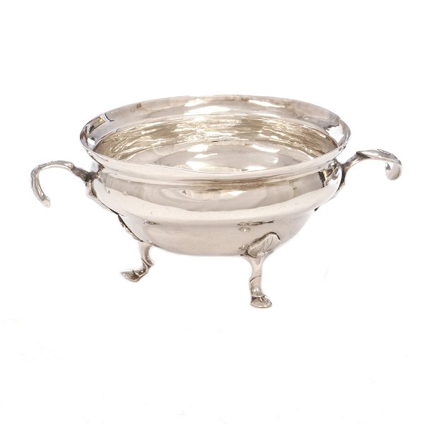 Silver sugar bowl by Andreas Larsen, Copenhagen um 1762. H: 7cm. D: 12,5cm
