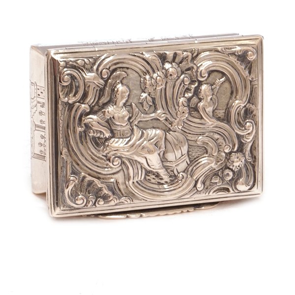 Snuff box by Jørgen Nielsen Brosbøll, Vejle, 1761. Partly gilt. H: 2,6cm. Size: 4,5x6,2cm