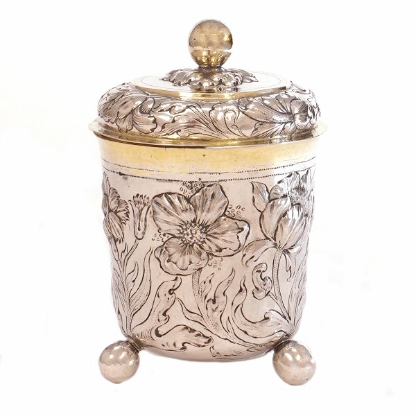 A large and very early Danish 17th century lidded silver cup by Peder Pedersen Kammersgaard, Fredericia, Denmark, circa 1685. H: 17,5cm. W: 393gr