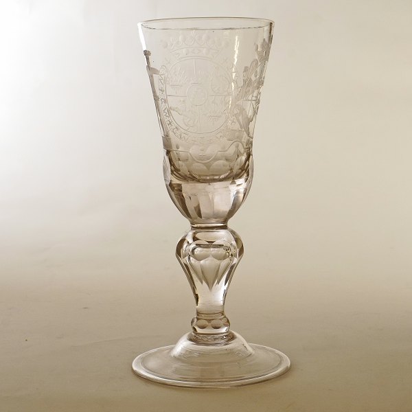 Large glass goblet with the coats of arms of the families Holck & von Winterfeldt.H: 23cm