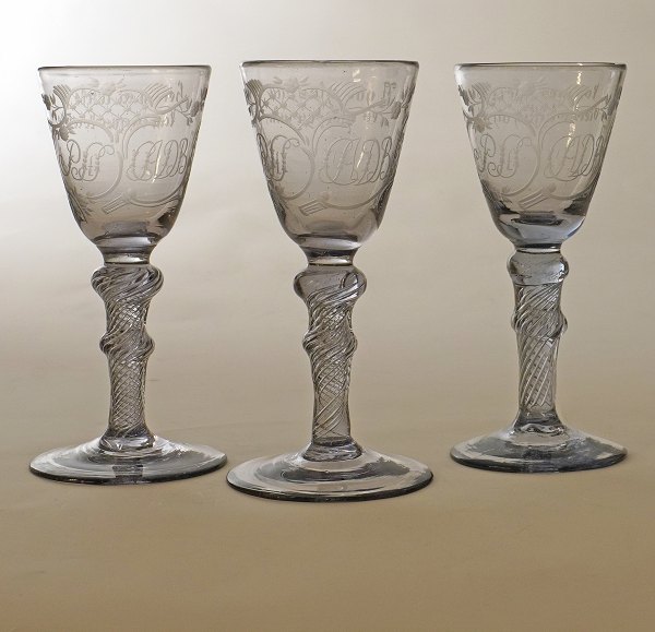 Set of three Norwegian Nøstetangen Chrystal Desert Gläser um 1750. H: 15cm
