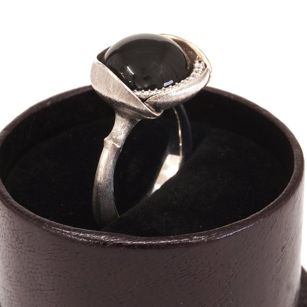 Ole Lynggaard Copenhagen 18kt whitegold ring with 13 diamonds. Ringsize: 54