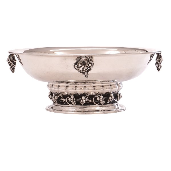 Stor Georg Jensen Grape jardiniere i sterlingsølv #296B. H: 10,6cm. L: 27cm. V: 913gr